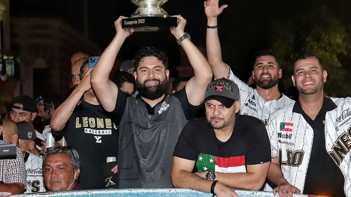 Jugadores y propietarios mostraron la Copa Zaachila por la ciudad.