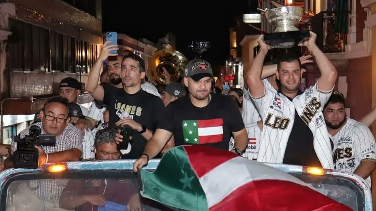 Jugadores y propietarios mostraron la Copa Zaachila por la ciudad.