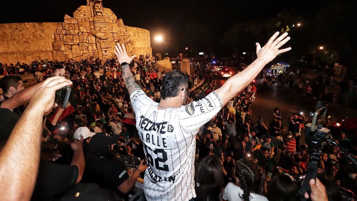 Sebastián Valle festeja con la afición del Monumento a la Patria.