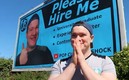 El joven no ha podido conseguir trabajo pese a la valla publicitaria.