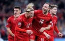 Eriksen celebrando con Dolberg uno de los goles del partido. (Reuters)
