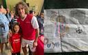 La hija de Luis García le regaló un dibujo a Carles Puyol (Foto Twitter @GarciaPosti)