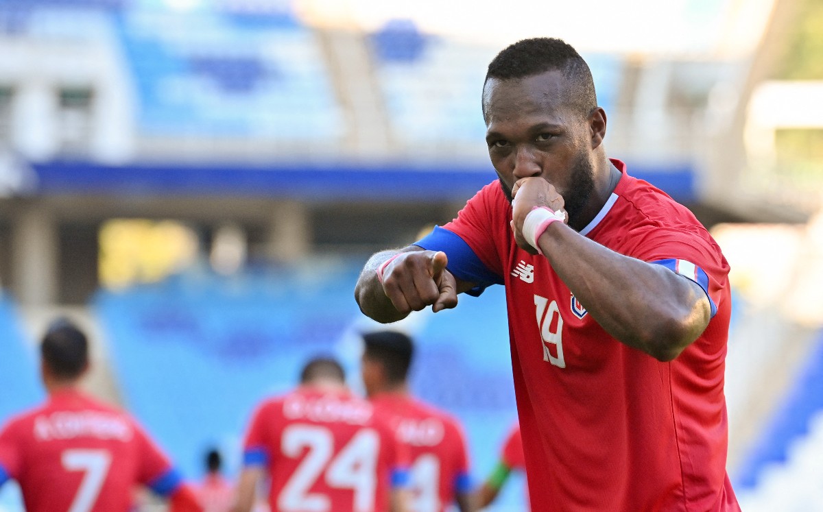 Kendall Waston celebra su gol de último minuto. FOTO: AFP.