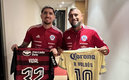 Valdés y Vidal intercambiaron obsequios | Twitter @kingarturo23