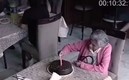 La mujer sacó sus velas para ponérselas a su pastel.