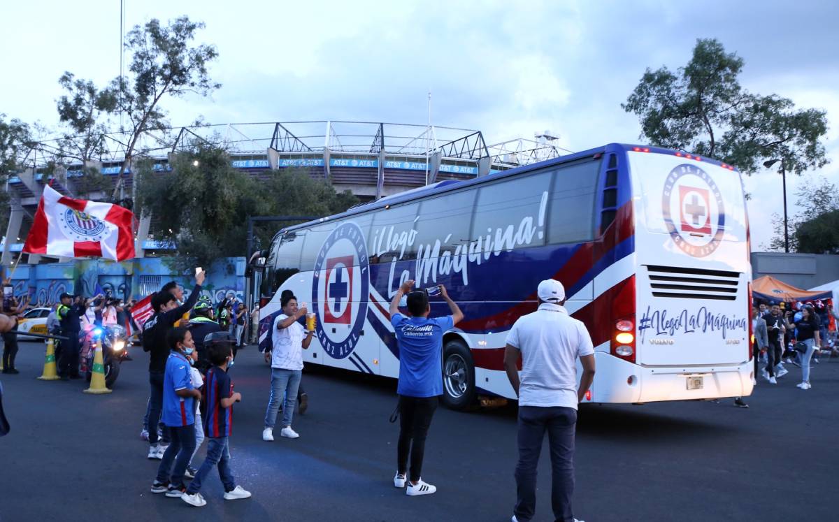 Afición celeste recibió con caravana a Cruz Azul en el Azteca (Imago7)