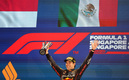 Checo Pérez celebra su victoria en Singapur. (Reuters)
