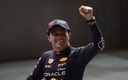Checo Pérez celebrando su victoria en Singapur. (Reuters)