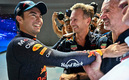 Checo Pérez y Christian Horner (AFP)