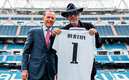 Tim Burton, director de cine, visitó el Santiago Bernabéu (Twitter @realmadrid)