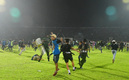 En el futbol de Indonesia ocurrió una tragedia gigantesca. (Reuters)