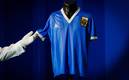 La mítica camiseta de Maradona fue subastada en 9 MDD (Twitter @Sothebys)