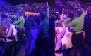 El vendedor de cerveza bailó y cantó al ritmo de Rammstein.