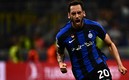 Hakan Çalhanoğlu celebra el tanto del triunfo para el Inter. FOTO. Reuters.