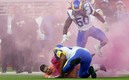 Bobby Wagner tacleó al aficionado de manera ruda por meterse a la cancha. (EFE)