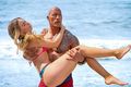 Dwayne Johnson carga a Belinda en película de Baywatch | Twitter