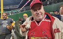 Aficionado atrapó la pelota del jonrón.