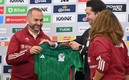 El estratega Pedro López recibe la playera del Tri Femenil. FOTO: Imago7.