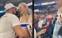 Un aficionado le entregó a su novia un anillo de dulce.