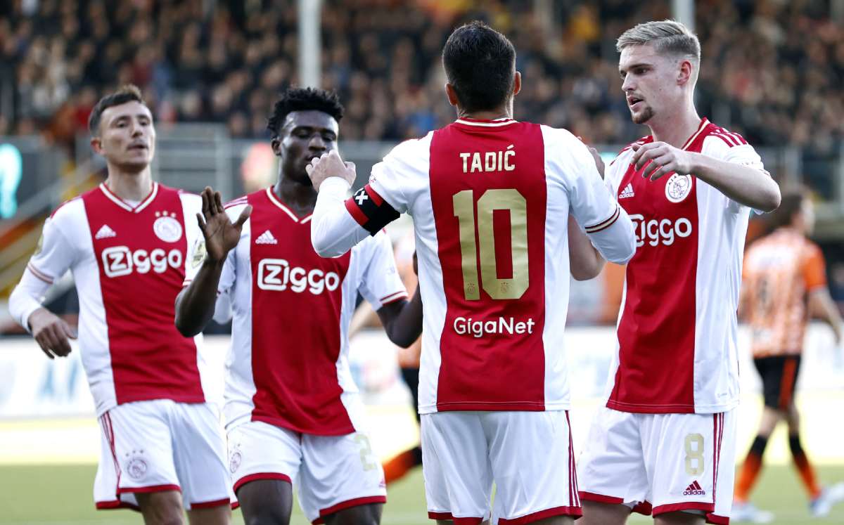 Ajax derrotó 4-2 al Volendam en la Eredivisie (AFP)