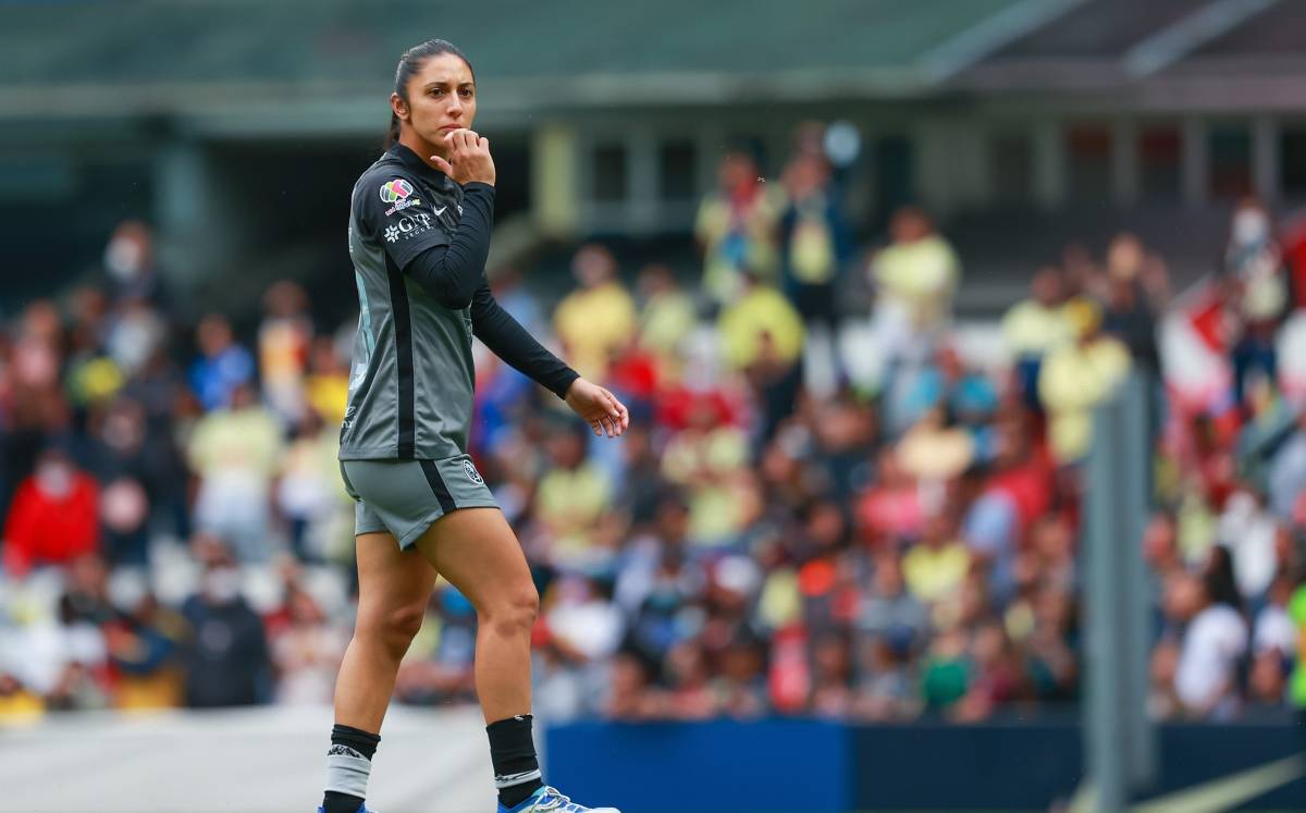 Itzel Gh ¡Tremendo oso! Itzel González entrega la pelota a rival, provocó gol