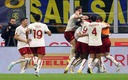 Los jugadores de la Roma celebrando el tanto de la ventaja que marcó Smalling. (EFE)
