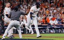 Yordan Álvarez celebra su jonrón que dio el triunfo a Astros. (AFP)
