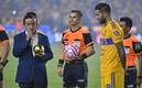 Gignac recibió el Balón de Oro por parte de Mikel Arriola (Imago7)