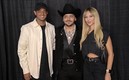 Vela y su esposa se tomaron la foto del recuerdo con el cantante.