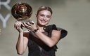 Putellas tras recibir el segundo Balón de Oro femenino que entrega France Football. (Reuters)