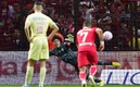 Memo Ochoa atajó un penalti a Lewandoski en el Mundial de Qatar 2022. FOTO: Imago7