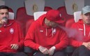 Radja Nainggolan fue captado por la cámara mientras fumaba en el banquillo.