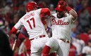 Rhys Hoskins y Kyle Schwarber celebrando (Reuters).