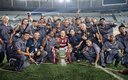 Ribas compartió el trofeo con los trabajadores del estadio Maracaná. (Twitter)