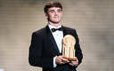 Gavi luciendo el trofeo Kopa que ganó en la gala del Balón de Oro. (AFP)