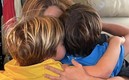 Shakira abraza a sus dos hijos, foto que publicó en su Instagram.
