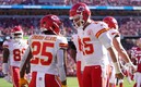 Clyde Edwards-Helaire y Patrick Mahomes (Reuters).