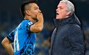 José Mourinho criticó a Hirving Lozano por "fingir demasiado". (Reuters)