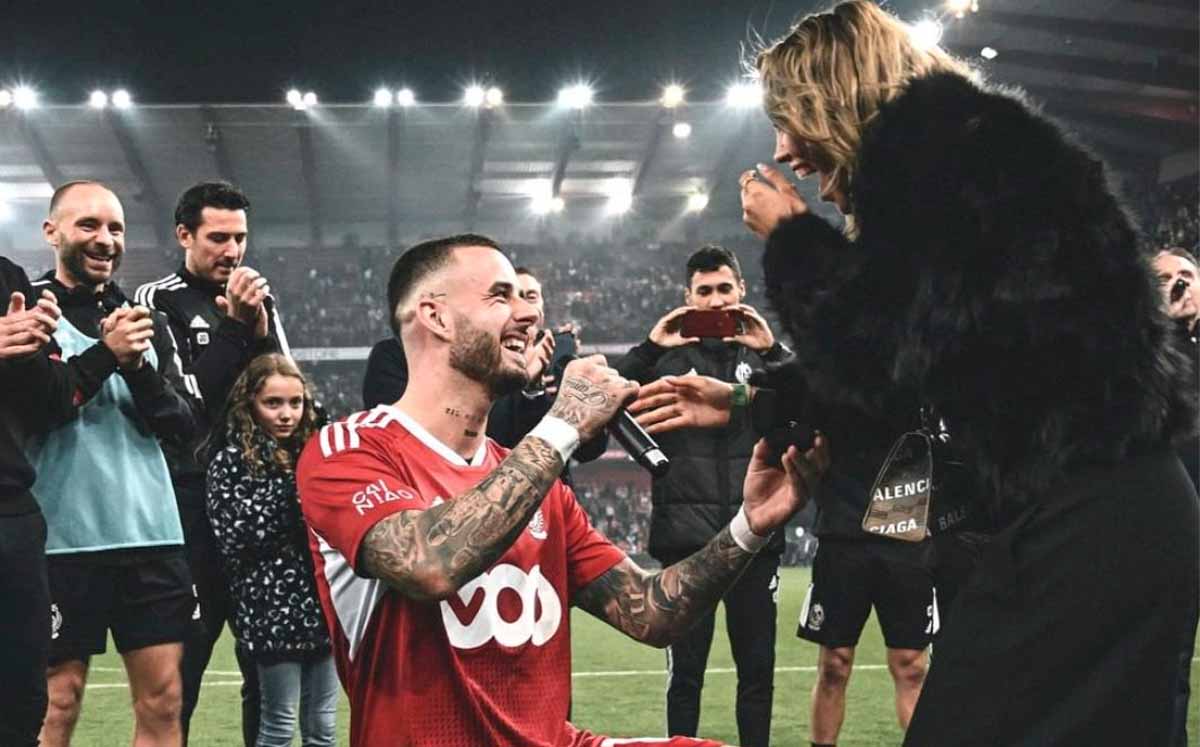 Aron Donnum, del Standard Lieja, proponiendo matrimonio a Celin Bizet del Tottenham. (@Standard_RSCL)