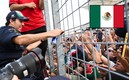 Checo Pérez conviviendo con la afición de Red Bull (AFP).