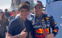 Matías conoce a su ídolo Sergio Peréz. FOTO:
