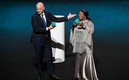 Fatma Sura e Infantino, de FIFA. (FOTO: AFP)