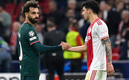 Jorge Sánchez con Mohamed Salah tras el Ajax-Liverpool. (Reuters)