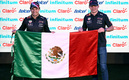 Checo Pérez y Max Verstappen posan con la bandera de México. (AFP)