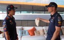 Checo y Verstappen se carcajearon cumpliendo el Tortilla Challenge de las redes sociales. (Imagen de Red Bull)