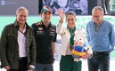 Claudia Sheinbaum presumió el casco que le regaló Checo. FOTO: @Claudiashein