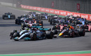 Checo rebasó a George Russell en la cuarta curva del Autódromo durante la primera vuelta. (AFP)