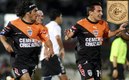 Damián Álvarez y Chaco Giménez festejan el título de la Sudamericana 2006 al vencer a Colo Colo. Foto: Mexsport