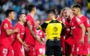 Los jugadores del Toluca reclaman al silbante por el penalti que marcó. FOTO: Imago7.