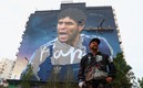 Mural de Maradona por el artista Martín Ron. FOTO: Reuters.